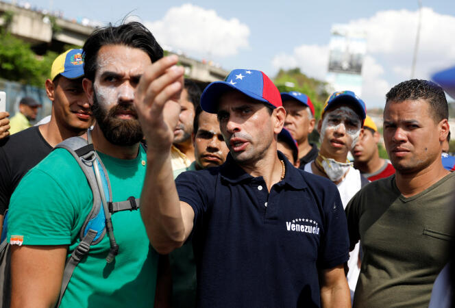 Le leader de l’opposition vénézuelienne, Henrique Capriles (au centre), lors d’une manifestation à Caracas, le 8 avril.