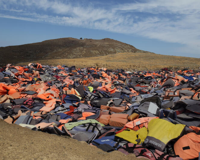 Gilets de sauvetages abandonnés sur une plage de Lesbos, île grecque en face de la Turquie, juillet 2016. Extrait de « La nuit tombe sur l’Europe », photographies et film.