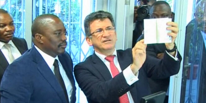 Le président congolais, Joseph Kabila, et le PDG de la société Semlex, Albert Karaziwan, en novembre 2015 au moment du lancement du nouveau passeport biométrique.