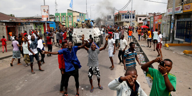 Des habitants de Kinshasa chantent des slogans hostiles au président Joseph Kabila dont le mandat s’est achevé le 19 décembre 2016.