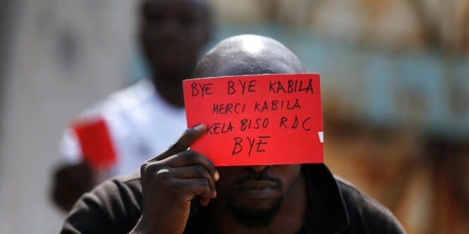 Un opposant à Joseph Kabila muni d’un carton rouge, un symbole appelant au départ du président.