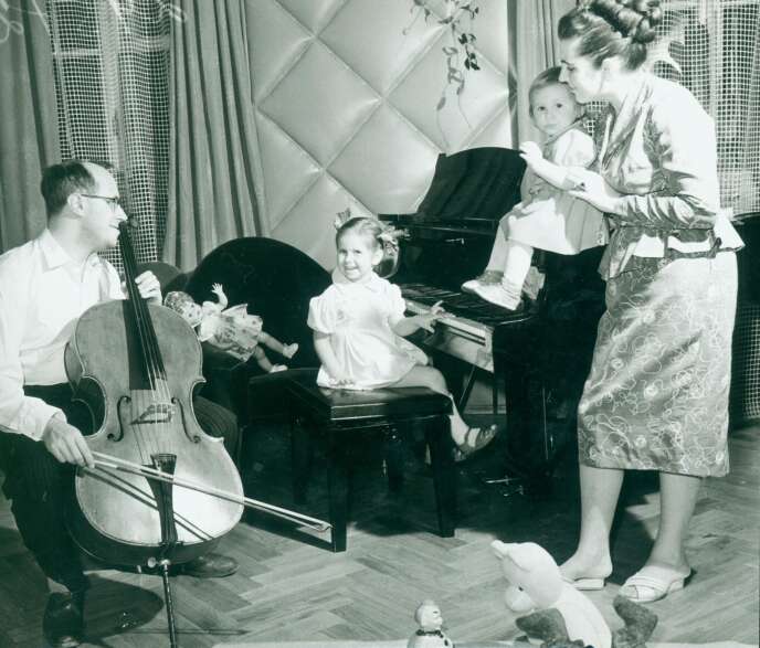 Mstislav Rostropovitch et son épouse Galina Vichnevskaïa, avec leurs deux filles, Elena et Olga, dans le salon de leur domicile à Moscou, rue Gazietnaya, en 1959.