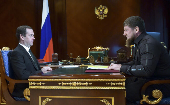 Dmitri Medvedev, premier ministre russe, et Ramzan Kadyrov, président de la Tchétchènie, le 30 mars. Le dirigeant tchétchène fait régner la terreur dans cette république du Caucase russe.
