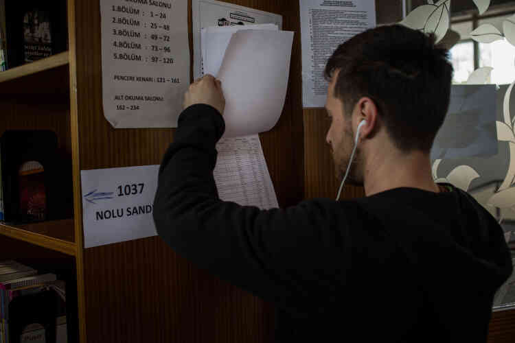 Un homme vérifie qu’il est bien inscrit dans ce bureau de vote à l’Ataturk Kitaplari, à Istanbul. Les 167 140 bureaux de vote ont fermé à 16 heures (13 heures GMT) dans l’Est et à 17 heures dans les autres régions du pays.