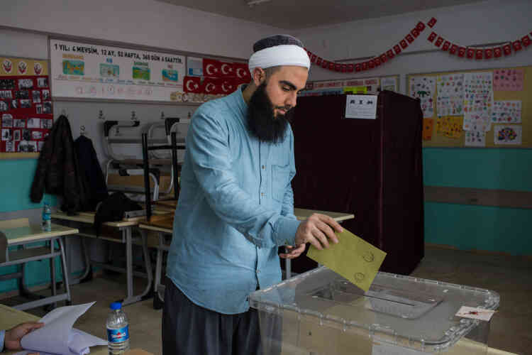 Un homme vote à l’école Nisanci Mehmet Pasa, à Istanbul. Il pourrait être amené à participer à un nouveau référendum sur le rétablissement de la peine capitale dans les mois à venir.