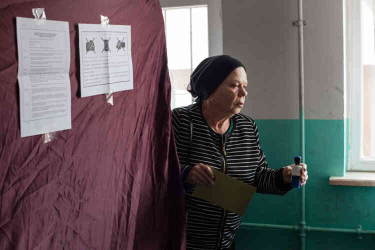 Une femme sort du bureau de vote à l’école Nisanci Mehmet Pasa, à Istanbul. Quatre-vingt-cinq pour cent de la population a participé au référendum.