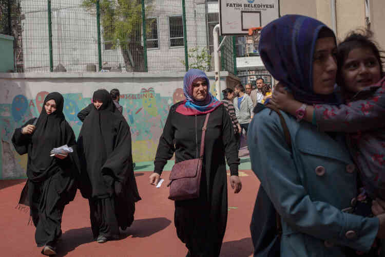 Des femmes marchent vers l’école Nisanci Mehmet Pasa où elles vont voter. La campagne référendaire a été marquée par un traitement médiatique inéquitable en faveur du oui, le camp du non dénonçant en outre de multiples pressions.
