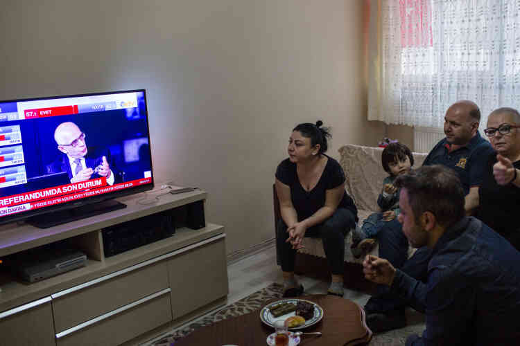 La famille Ulker suit les résultats et les débats à la télévision dans sa maison située dans le quartier de Kasimpasa, à Istanbul, dimanche 16 avril.