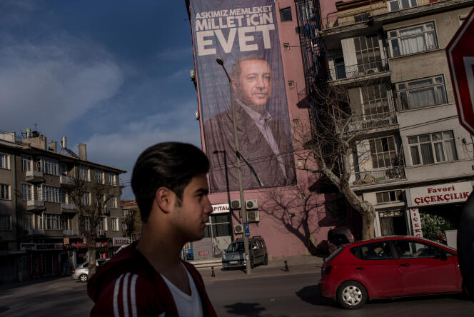 Une affiche du président Recep Tayyip Erdogan, le 2 avril à Konya en Turquie.