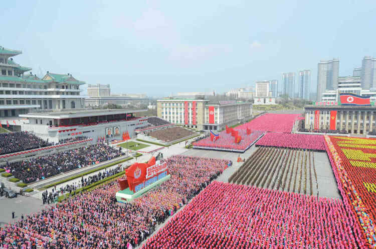 Samedi 15 avril, des dizaines de milliers de soldats des armées de terre, de l’air et de la marine, ont défilé au pas de l’oie devant le dirigeant du régime nord-coréen, Kim Jong-un.