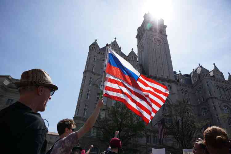 A Washington, un cortège de plusieurs milliers de personnes a défilé sur Pennsylvania Avenue à partir du Capitole, criant « Honte! » en passant sous les fenêtres de l’hôtel Trump.