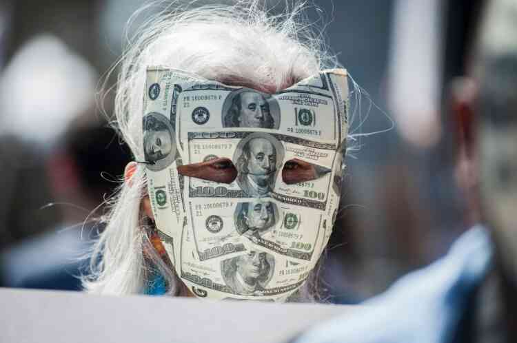 Un masque, faisant référence au sexisme et au manque de transparence du président américain,  est porté par une manifestante à Cambridge, dans le Massachusetts.
