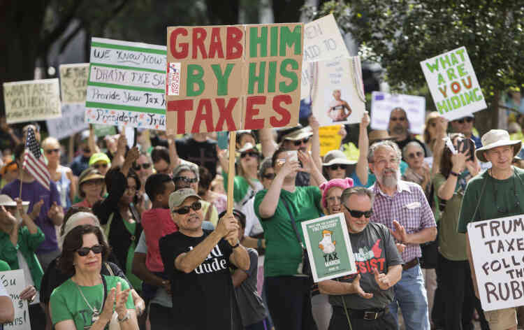 « Attrapez-le par l’impôt » pouvait-on lire sur une pancarte à Houston, en référence aux propos de Donald Trump dans la vidéo exhumée par le Washington Post.
