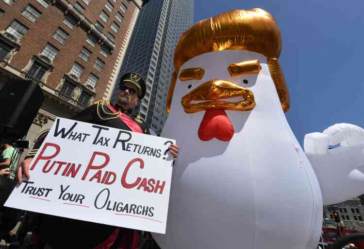 « Trump Chicken » est l’emblème du mouvement. Il symbolise la frousse supposée du président américain, qui refuse de rendre publiques ses déclarations de revenus et d’impôts.