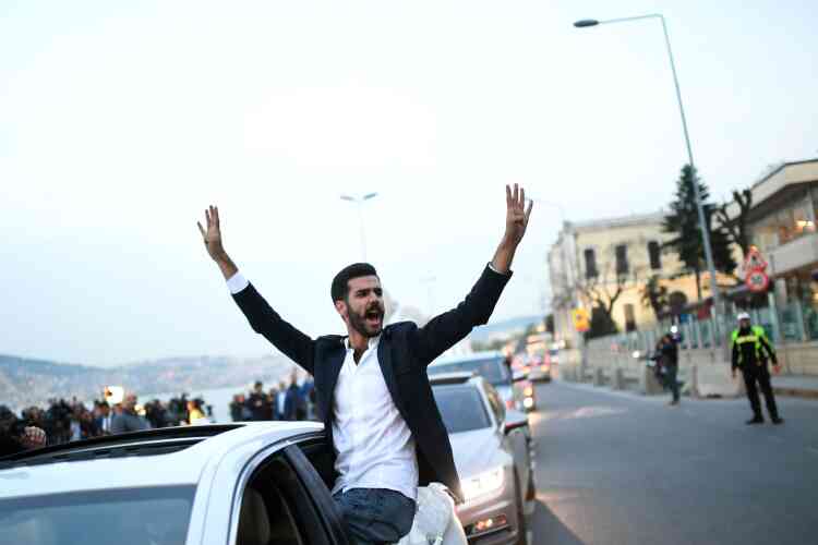 Un partisan du oui laisse éclater sa joie dans les rues d’Istanbul après les premiers résultats, dimanche 16 avril.