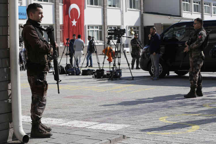 Les bureaux de vote sont protégés par des policiers, comme ici à Ankara. La Turquie est sous état d’urgence depuis le putsch manqué. Le pays a été frappé par une vague d’attentats liés au groupe Etat islamique (EI) et à la rébellion kurde.