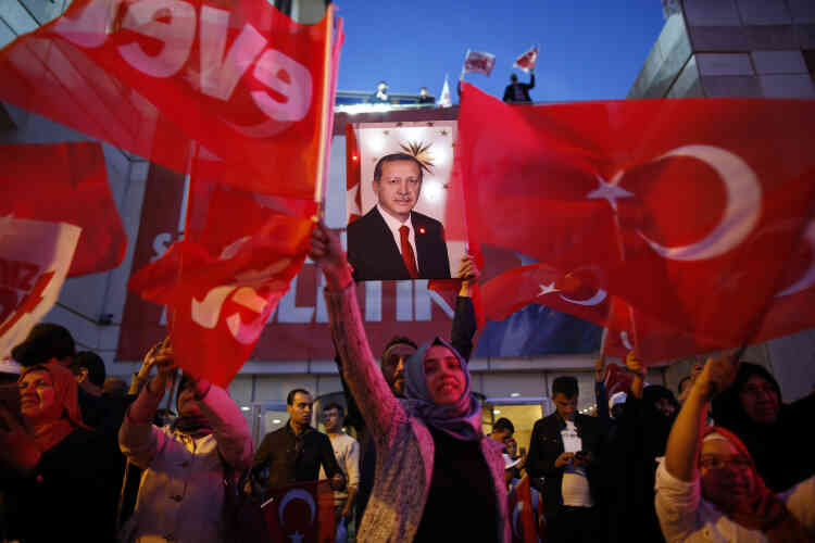 Le président turc, Recep Tayyip Erdogan, a qualifié de « moment historique » la victoire du oui.