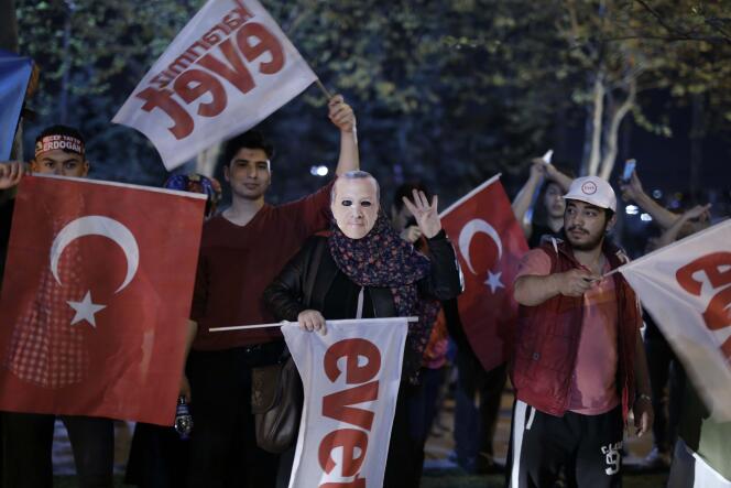 Des partisans du président Erdogan célèbrent la victoire du oui (« evet ») au référendum, à Istanbul, dimanche 16 avril.