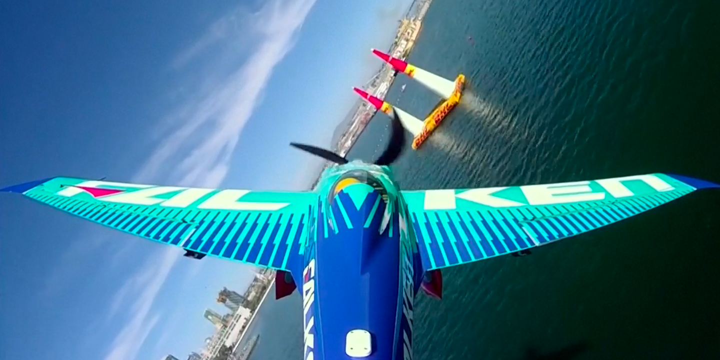 Embarquez à bord d’un avion de course lancé à pleine vitesse dans un slalom — free download