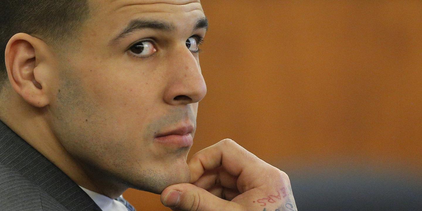 la gloire et la chute d aaron hernandez star du football americain et assassin mort en prison