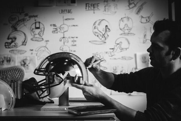 Benoît Collette au studio Artefact travaillant sur le  casque Vicis Zero 1.