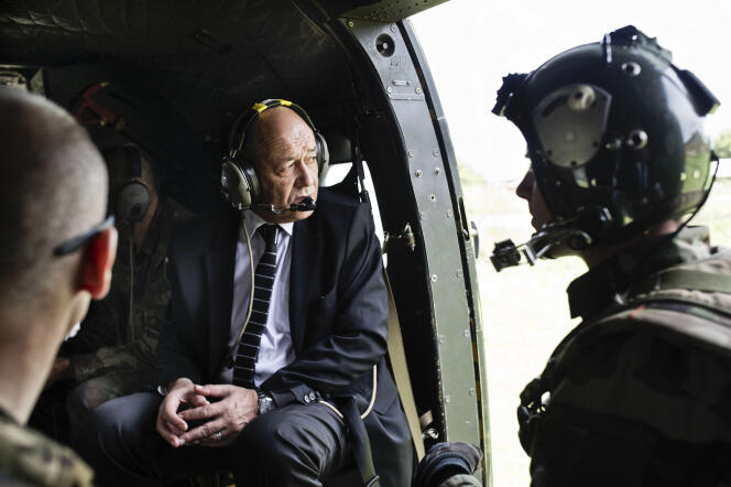 Jean-Yves Le Drian dans un hélicoptère qui survole Mbaïki, en République Centrafricaine, le 12 février 2014.