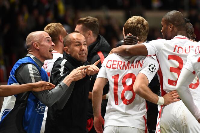 L’entraîneur monégasque Leonardo Jardim félicite ses joueurs, mercredi 19 avril, lors de leur victoire (3-1) contre le Borussia Dortmund, en quarts de finale retour de Ligue des champions.