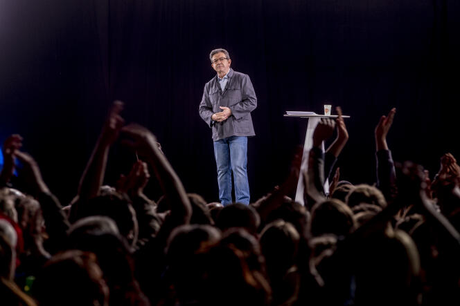 Jean-Luc Mélenchon en meeting à Dijon, le 18 avril. Le candidat de la France insoumise a réalisé 7 meetings simultanément par hologramme.