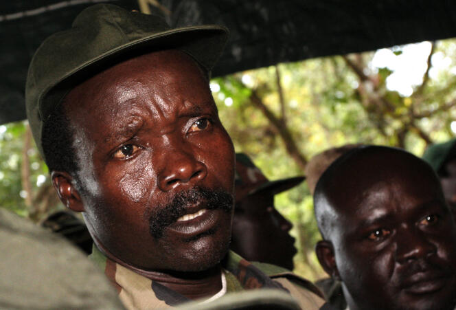 Le chef de l’Armée de résistance du Seigneur (Lord’s Resistance Army, LRA), Joseph Kony, répond aux questions des journalistes après sa rencontre avec le secrétaire général adjoint de l’ONU aux affaires humanitaires, Jan Egeland, à Ri-Kwangba, au Soudan du Sud, le 12 novembre 2006.
