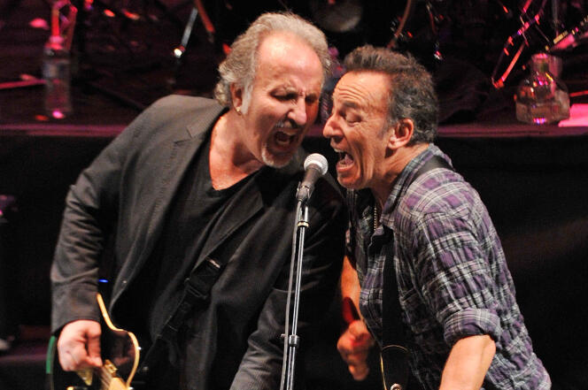 Bruce Springsteen sur scène avec Joe Grushecky, l’auteur-compositeur du morceau « That’s what makes us great ».