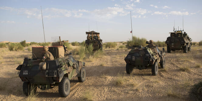 Des militaires français de l’opération «  Barkhane » patrouillent dans le nord de Tombouctou, au Mali, en novembre 2014.
