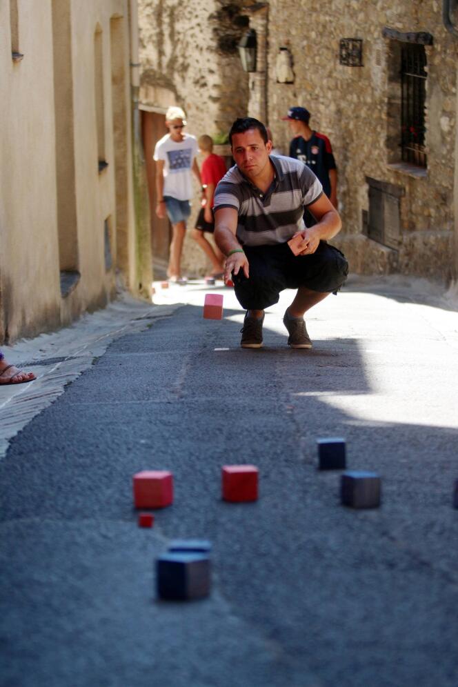 A Cagnes-sur-Mer (Alpes -Maritimes), a lieu chaque année, le championnat du monde de boules carrées.