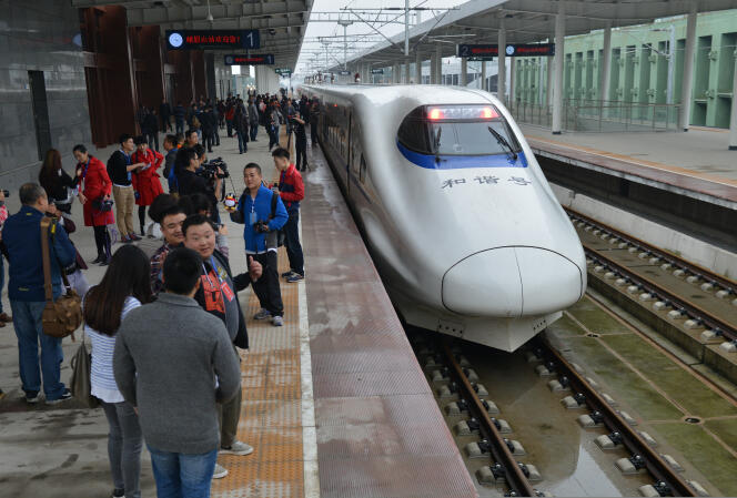 Un TGV à Chengdu en Chine, le 30 octobre 2014.