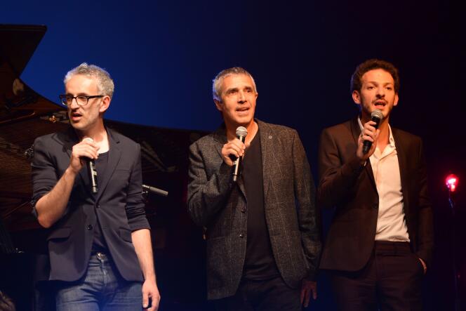 Les chanteurs Vincent Delerm et Julien Clerc avec le comédien Vincent Dedienne lors du concert en hommage à Barbara au 41e Printemps de Bourges, le 20 avril 2017.