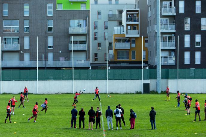 A Bobigny Le Rugby Resiste Au Pied Des Barres