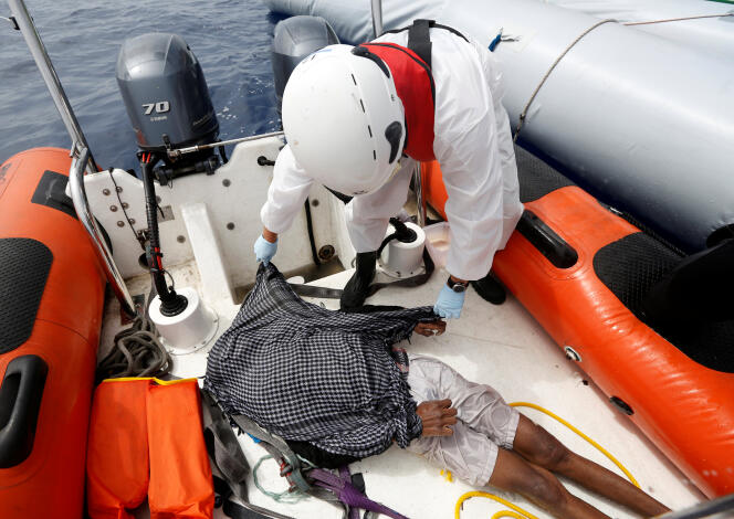 Un secouriste de l’ONG MOAS recouvre le corps d’un migrant mort lors de sa traversée de la Méditerranée depuis la Libye, le 16 avril.