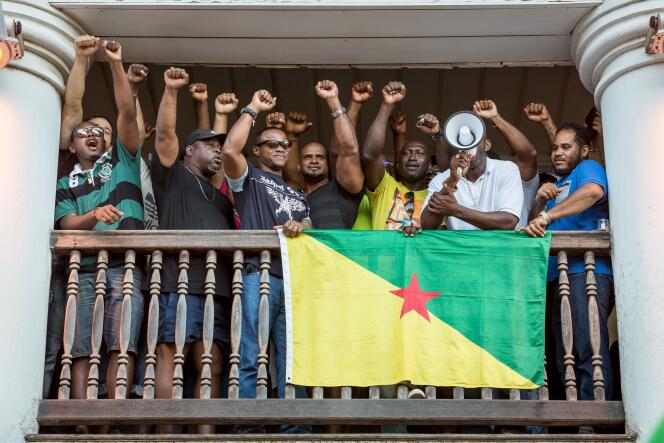 Annonce par les représentants du collectif « Les 500 frères » de la signature de l’accord de fin de conflit à Cayenne, le 21 avril.