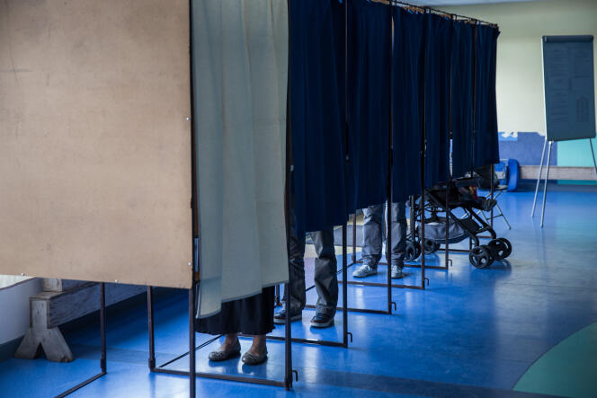 Bureau de vote à Hénin-Beaumont, le 23 avril.