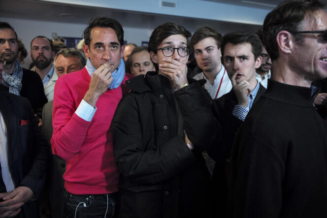 Des soutiens de François Fillon expriment leur déception, le 23 avril, dans le QG de campagne du candidat LR à Paris.