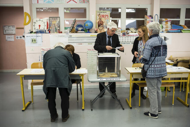 Bureau de vote à l’école Bayard à Toulouse, le 23 avril.