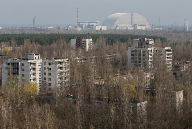 La nouvelle arche de confinement posée sur le réacteur accidenté, vue de la ville abandonnée de Pripiat, le 5 avril.