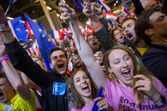 Chez les supporters d’Emmanuel Macron après les résultats du premier tour de l'élection présidentielle à la Porte de Versailles à Paris.