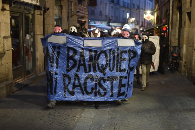 Environ 300 personnes ont manifesté à Nantes, après les résulats du vote de dimanche 23 avril, derrière une banderole proclamant « Ni banquier, ni raciste ».