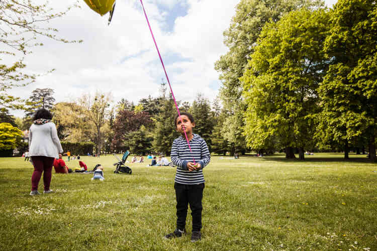 Sam, 4 ans, pendant l'anniversaire de son frère Rafaël, qui fête ses 5 ans au parc de la Tête-d'Or à Lyon, le 17 avril.