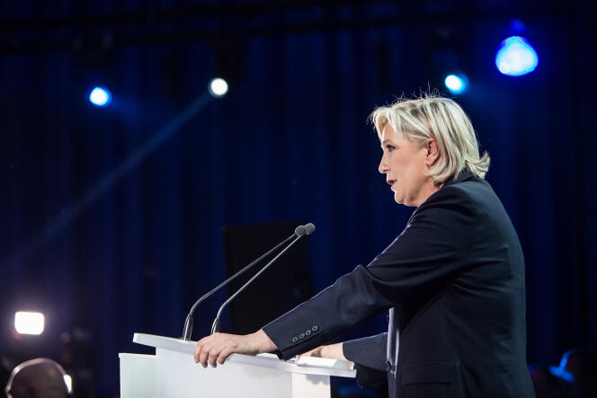 Marine Le Pen prend la parole après l’annonce des estimations du premier tour à Hénin-Beaumont, le 23 avril.