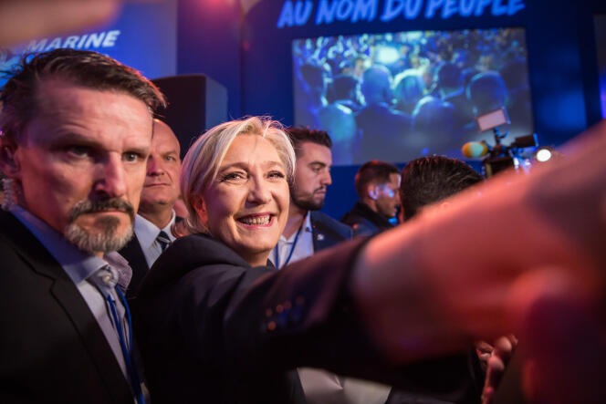 La candidate du Front national avec ses partisans, à Hénin-Beaumont, le 23 avril.