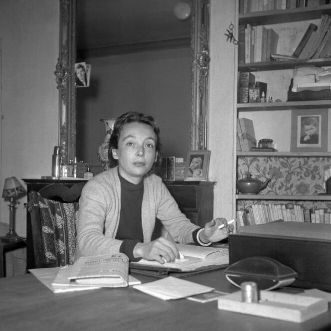 L’écrivaine française Marguerite Duras (1914-1996) pose pour le photographe, au début des années 1950, à son domicile parisien.