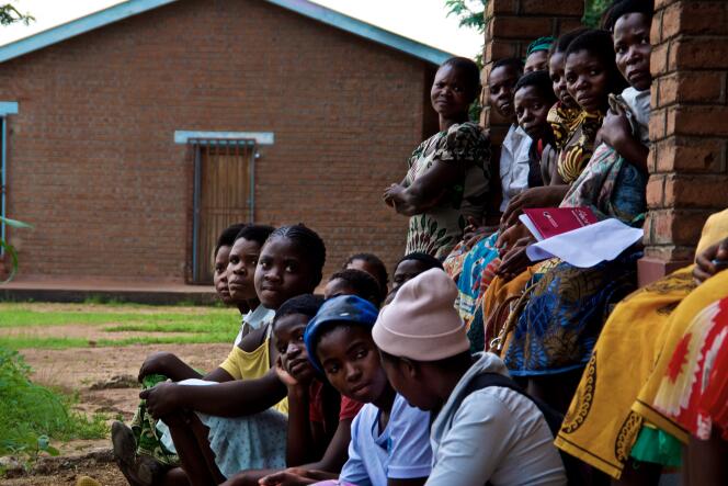 Des jeunes filles du district de Mulanje, dans l’est du Malawi, à la frontière avec le Mozambique, lors d’une rencontre avec Mercy Mutika, cheffe de projet à l’ONG malawite Girls Empowerment Network, le 24 janvier 2017.
