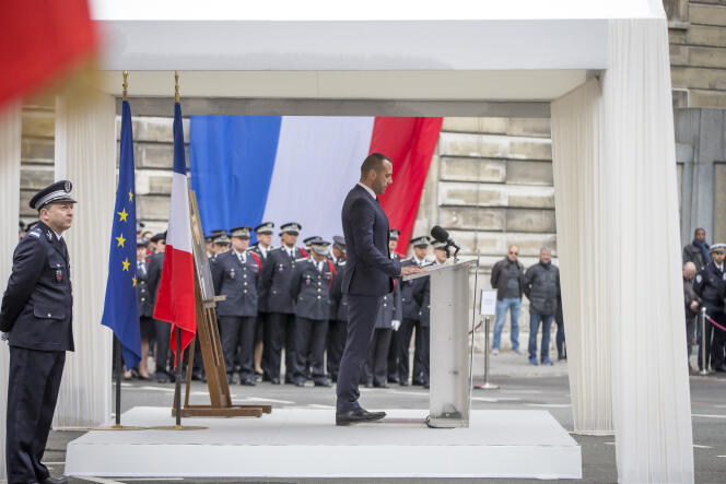Etienne Cardiles participe à une cérémonie en hommage à son compagnon, Xavier Jugelé, policier victime du terrorisme islamiste sur les Champs-Elysées le jeudi 20 avril 2017, à la préfecture de police à Paris, mardi 25 avril 2017.