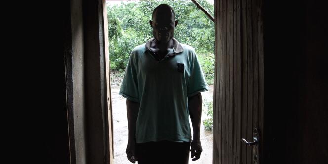 Louis Foté dans l’ombre, le 18 janvier 2017, dans le district de Nsanje, dans l’extrême sud du Malawi. Agé de 39 ans, cela fait presque vingt ans qu’il est un « fisi », une hyène, que les familles paient pour « purifier sexuellement » les femmes des villages.